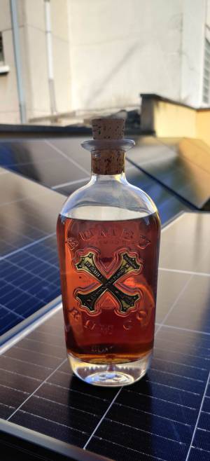 Le rhum épicé Bumbu est élaboré à partir de cannes à sucre en provenance de huit pays des Antilles et d’Amérique du sud. Il a bénéficié d’un vieillissement long apportant équilibre et douceur au caractère riche et complexe, typique de la distillerie située sur l’île de la Barbade