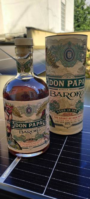 Don Papa Baroko: Quant à la liqueur, elle a été fabriquée sur l’île de Negros, toujours aux Philippines, et a subi une distillation à partir de mélasse « or noir » provenant de l’un des nombreux moulins locaux de l’île. Ensuite, elle est vieillie dans des fûts de chêne américain. Une fois le processus terminé, la maison va sélectionner les barriques qui présentent les plus fortes notes vanillées et fruitées. Du sucre de canne va être ajouté au mélange pour le rendre encore plus savoureux.