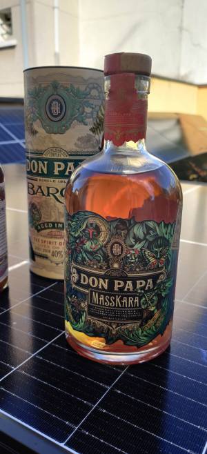 Le rhum Don Papa est originaire de l’île de Négros aux Philippines où il est élaboré à partir de mélasse locale, réputée pour sa douceur et sa richesse. Ce rhum Don Papa Masskara vous enivrera par sa délicieuse saveur marquée par le calamansi et le miel. À cela s’ajoutent des notes de piments pour un gout plus épicé et intense. Il sera donc idéal pour la dégustation entre amis lors de vos rencontres. En plus, cette eau-de-vie accompagne bien les repas copieux et les évènements en tout genre. D’ailleurs, son nom lui est attribué en hommage au festival de « Masskara ».